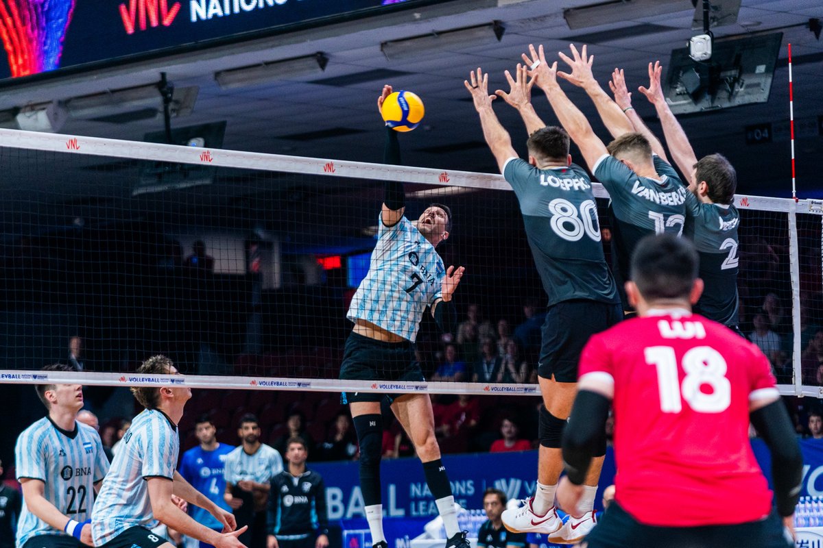 ¡Triunfazo contra Canadá para sumar el tercer festejo en la #VNL 🙌!

ARG 🇦🇷 3 - CAN 🇨🇦 1
25-18, 22-25, 25-21, 25-20

🔝 Luciano Palonsky, máximo anotador nacional con 14 puntos

🔜 Próximo partido: 8/6 21hs vs SRB 🇷🇸

🌐 feva.org.ar/selecciones-na…
