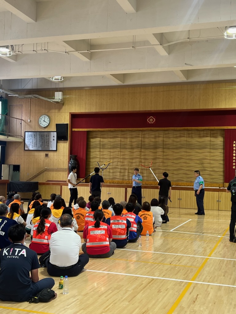 【大阪学生ボランティアネットワーク「みっくす」】
６月６日に ＃みっくす ＃曽根崎署 と合同で ＃ランニングパトロール🏃‍♂️を行い、下校時の ＃見守り活動 を行いました。＃ランパト 後には大阪市内の小学校において不審者侵入訓練があり、刺股の使用方法等を学びました🙂 ＃安まちアプリ