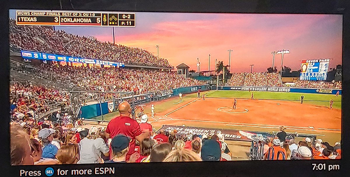 paula_margulies's tweet photo. Beautiful sunset in #OklahomaCity. #WCWS #OU_Softball #TexasSoftball #hookem https://t.co/AFTpz6TCqO