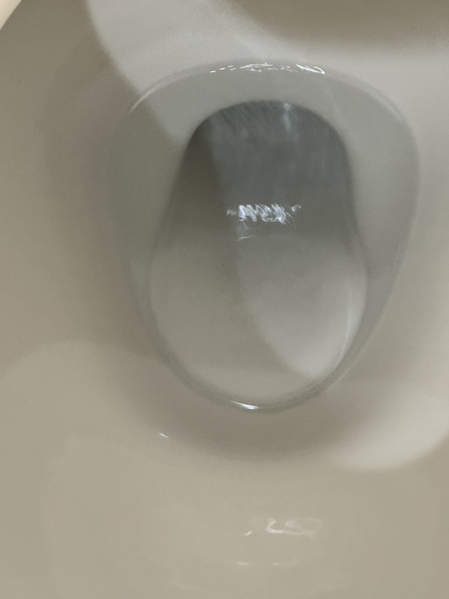 scrum03906's tweet photo. 先日は、トイレの尿石や黒ずみと戦っておりました。市販の洗剤・薬剤でなかなか落ちず、耐水性の目が2000くらい細かい紙やすりでフチの尿石を物理的に削りました。
トイレ掃除もこまめにお願いします。流石に、汚れているトイレはア��プしません。
#賃貸　#賃貸の豆知識　#ユーミーマンション　#お掃除 https://t.co/pGg2pP8Gvt