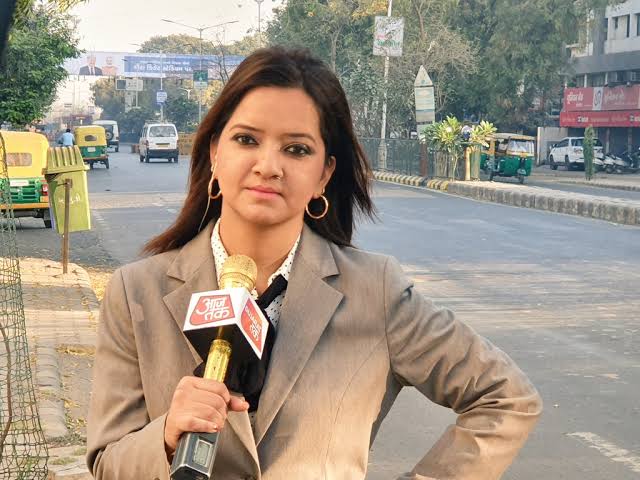 JaikyYadav16's tweet photo. चुनाव परिणाम से एक दिन पहले मौसमी जी ने जो कुछ भी कहा था वह आपने सुना होगा, जब सब एग्ज़िट पोल 400 पार बोल रहे थे तब मौसमी जी ने संकेतों में

बहुत बड़े उलटफेर के बारे में बताया था मगर 

ऐसी पत्रकार के साथ राहुल गांधी जी द्वारा अपरिपक्व व्यवहार किया जाना बेहद ही गलत है। मौसमी जी और उनकी पत्रकारिता को जो कोई भी थोड़ा बहुत जानता है वह ये एग्री करेगा कि वो एक बेहतरीन और निष्पक्ष पत्रकार हैं।