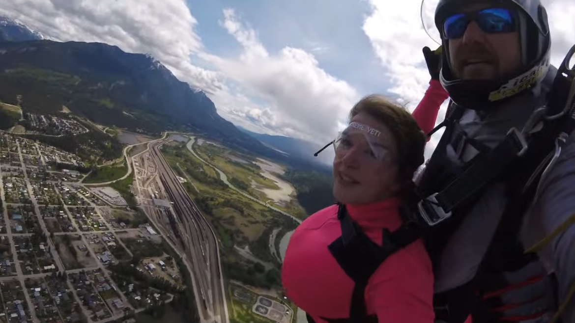 ITS_RIVARD's tweet photo. Jumped out of a airplane last week!!  🛩️🪂 https://t.co/MSb8Q5CA5N