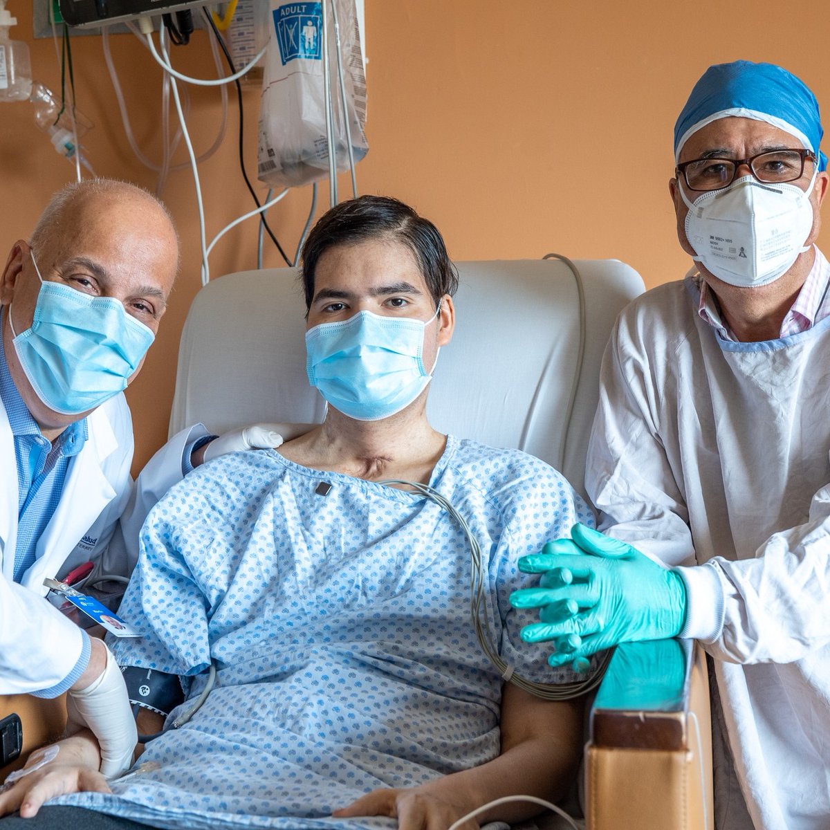 TecSaludMX's tweet photo. 🌟💉 ¡TecSalud ha logrado otro hito en la medicina con el primer trasplante bipulmonar de alta complejidad en nuestra institución! 🏥👨‍⚕️

Conoce la historia de Sergio Malacón y este procedimiento que le ha cambiado la vida. 👉  https://t.co/itgitnr4j0 https://t.co/6eRiqH5o51
