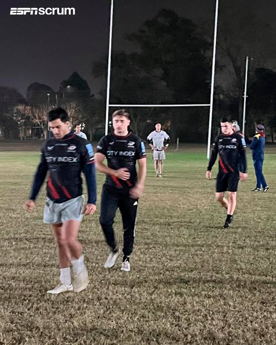 ScrumESPN's tweet photo. 📸 Postales del entrenamiento de La Plata, con un detalle muy particular, los jugadores del conjunto Canario lucieron camisetas de Saracens, gentileza de Lucio Cinti, el jugador platense que brilla en el equipo inglés. https://t.co/lJprUKZ23Q