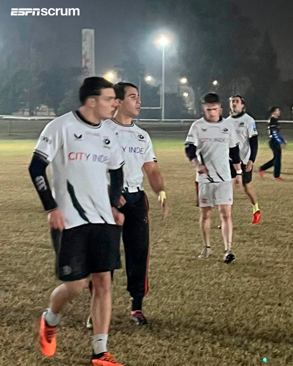 📸 Postales del entrenamiento de La Plata, con un detalle muy particular, los jugadores del conjunto Canario lucieron camisetas de Saracens, gentileza de Lucio Cinti, el jugador platense que brilla en el equipo inglés.