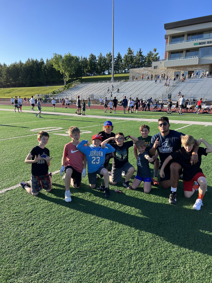 ARTEA9A's tweet photo. One of my favorite times of the year. This is what the games all about. GREATEST game in the world! @FBCoachShann @_CoachBD @Coach_M_Martin @UMaryFootball @umarysports https://t.co/Azbai9nqH0