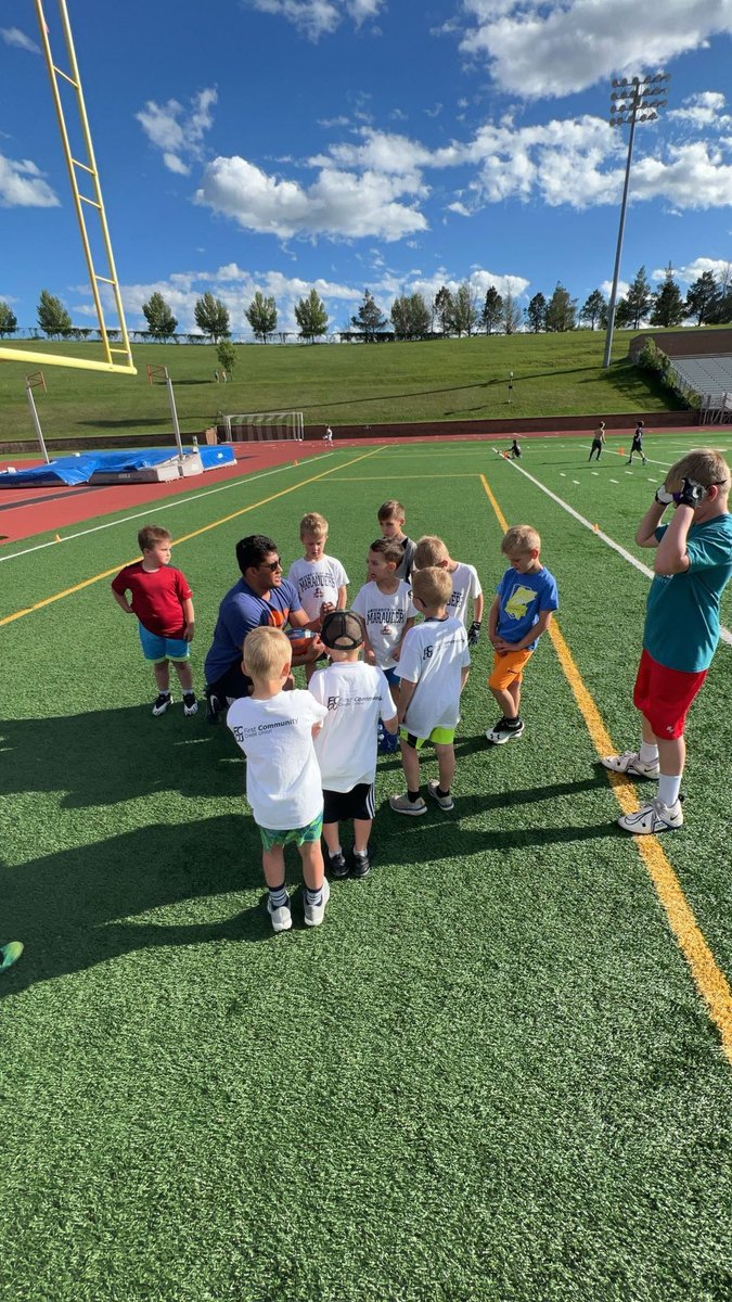 ARTEA9A's tweet photo. One of my favorite times of the year. This is what the games all about. GREATEST game in the world! @FBCoachShann @_CoachBD @Coach_M_Martin @UMaryFootball @umarysports https://t.co/Azbai9nqH0