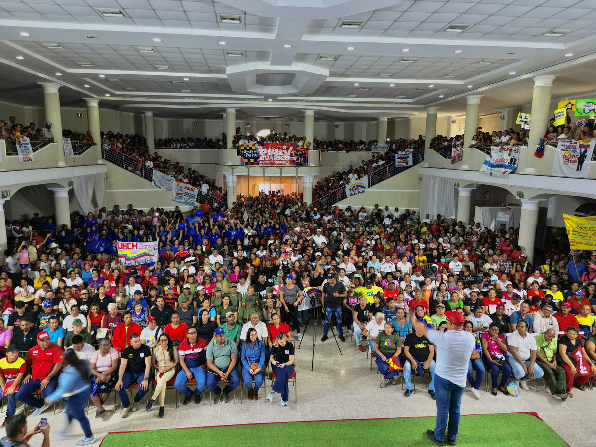 Extraordinario encuentro con las estructuras del 1x10, jefes de patrullas y patrulleros en el municipio Francisco de Miranda rumbo a la victoria irreversible del próximo 28 de julio en respaldo a nuestro Presidente <a href="/NicolasMaduro/">Nicolás Maduro</a>. ¡Venezuela vence siempre!