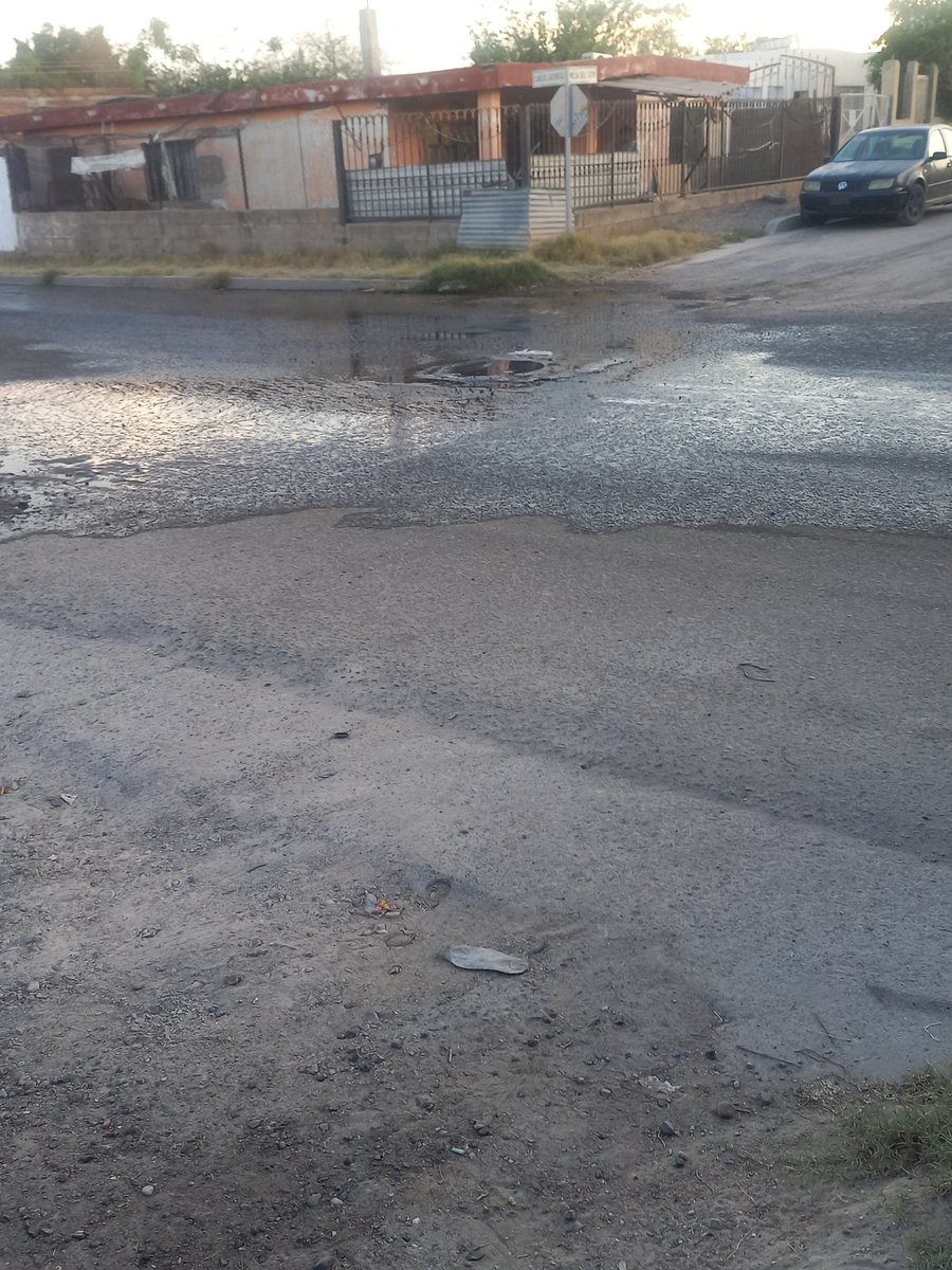 LidiaGracia8's tweet photo. @aguahermosillo fuga de aguas negras en el cruce de Mesa del seri y Carlos caturegli, en los Jardines es un foco de infección y una peste todo el día ( la Caturegli es corrida de transporte público) https://t.co/cslaMrY8OI