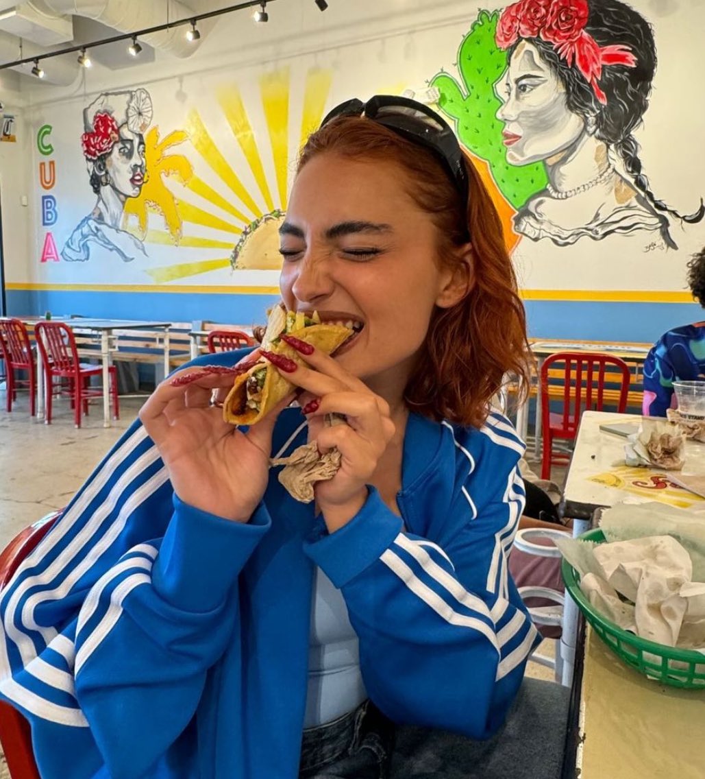 I'm desperate and my hopes are dying... I think I won't be able to hug Violeta because I don't see the light at the end of the tunnel, please fandom help me by mentioning your families so they can help me... I'm just a girl from Miami who wants to hug her. 😭❤️‍🩹