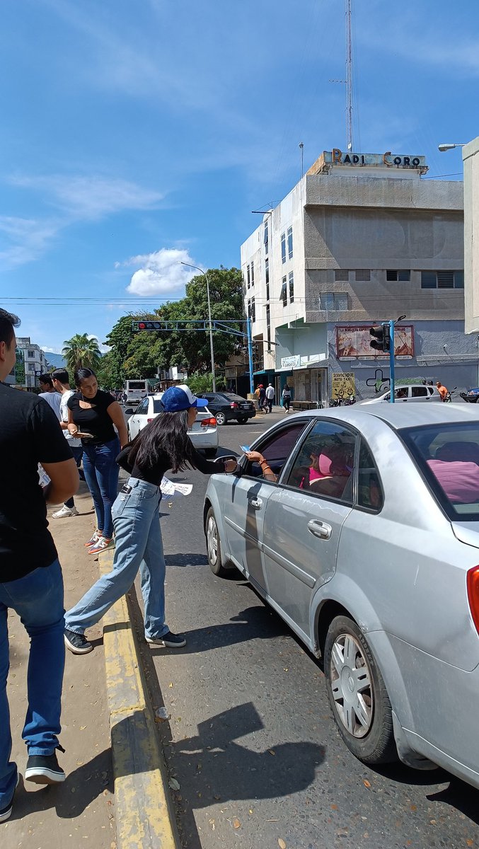pahenryj's tweet photo. Hoy, en la Av. Manaure de Coro, nos movilizamos los jóvenes de los distintos partidos @JovenesConVzla_ para guiar sobre el voto presidencial del #28Julio2024

Juntos, como juventud, fortalecemos la unidad por una Venezuela llena de oportunidades. #EdmundoPatodoelmundo #Unidad https://t.co/sQ6QCL6QnN