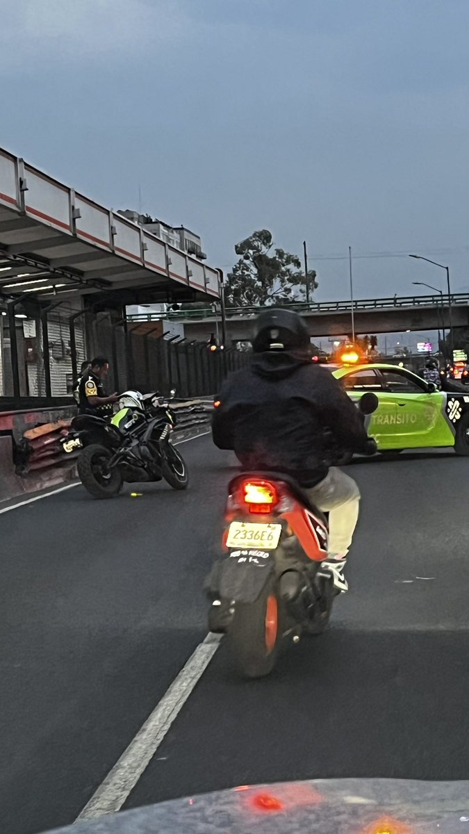 Chipuc's tweet photo. Vean nada más las puntadas de los tránsitos de CDMX, taponean Tlalpan entre metro Portales y Ermita 😩.
¿Ustedes lo entienden?
@LaSEMOVI eso a esta hora pico.🤷‍♂️ https://t.co/jXbGKbrytk