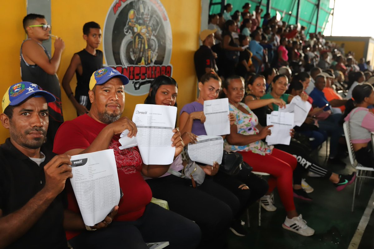ErnestoLunaPsuv's tweet photo. Hoy estuvimos en la parroquia los godos del municipio #Maturín junto a nuestros equipos de calle, chequeando la #Maquinaria1x10 Rumbo a la gran victoria de nuestro pueblo, de @NicolasMaduro y de #Chavez 

¡Estamos Venciendo! https://t.co/MJJbuHWE3d