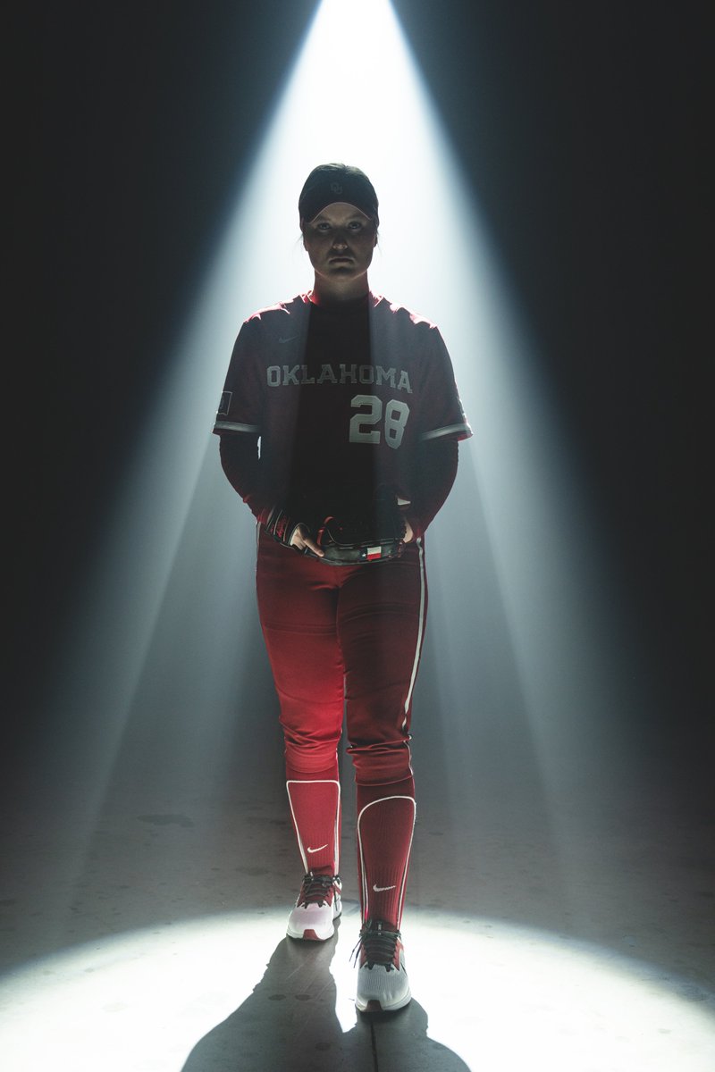 OU_Softball's tweet photo. Your attention please, now pitching for the Sooners...

Kelly Maxwell.

↑6 | OU 5, UT 3

#ChampionshipMindset | @espn