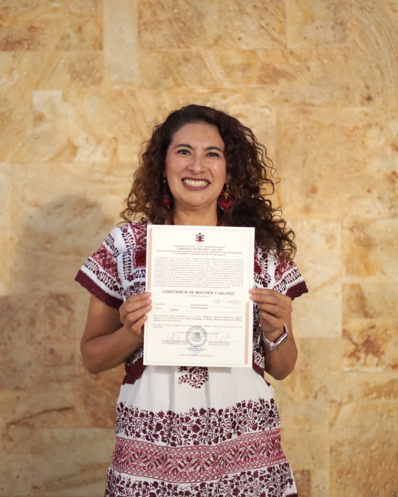 evdiec's tweet photo. Hoy recibí con orgullo mi constancia de mayoría como Diputada electa por el #DistritoXXI. Este es un triunfo que pertenece a cada uno de ustedes, a quienes depositaron su confianza en este proyecto de cambio y esperanza.
¡Vamos por un #DistritoXXI más fuerte y unido! https://t.co/5hgWXdP3O0