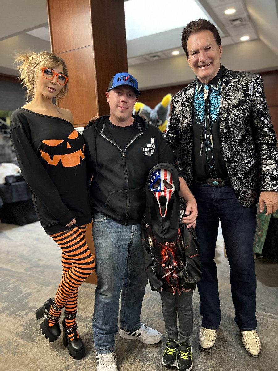 BrainReed's tweet image. Happy birthday to the gorgeous, talented, badass Mutant Prom Queen @kinky_horror! Hope your birthday is as incredible as you are! @SetDarcyFree You are and always will be a legend to the mutant family and horror community! #MutantFam