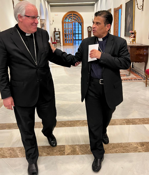ArturoMcfields's tweet photo. #LOULTIMO Reaparece Monseñor Rolando Álvarez en Sevilla #España junto al Arzobispo  José Ángel Saiz Meneses #Nicaragua se alegra de verle lleno de vida. Muchas bendiciones al Obispo del pueblo! https://t.co/hSuTEneBvi