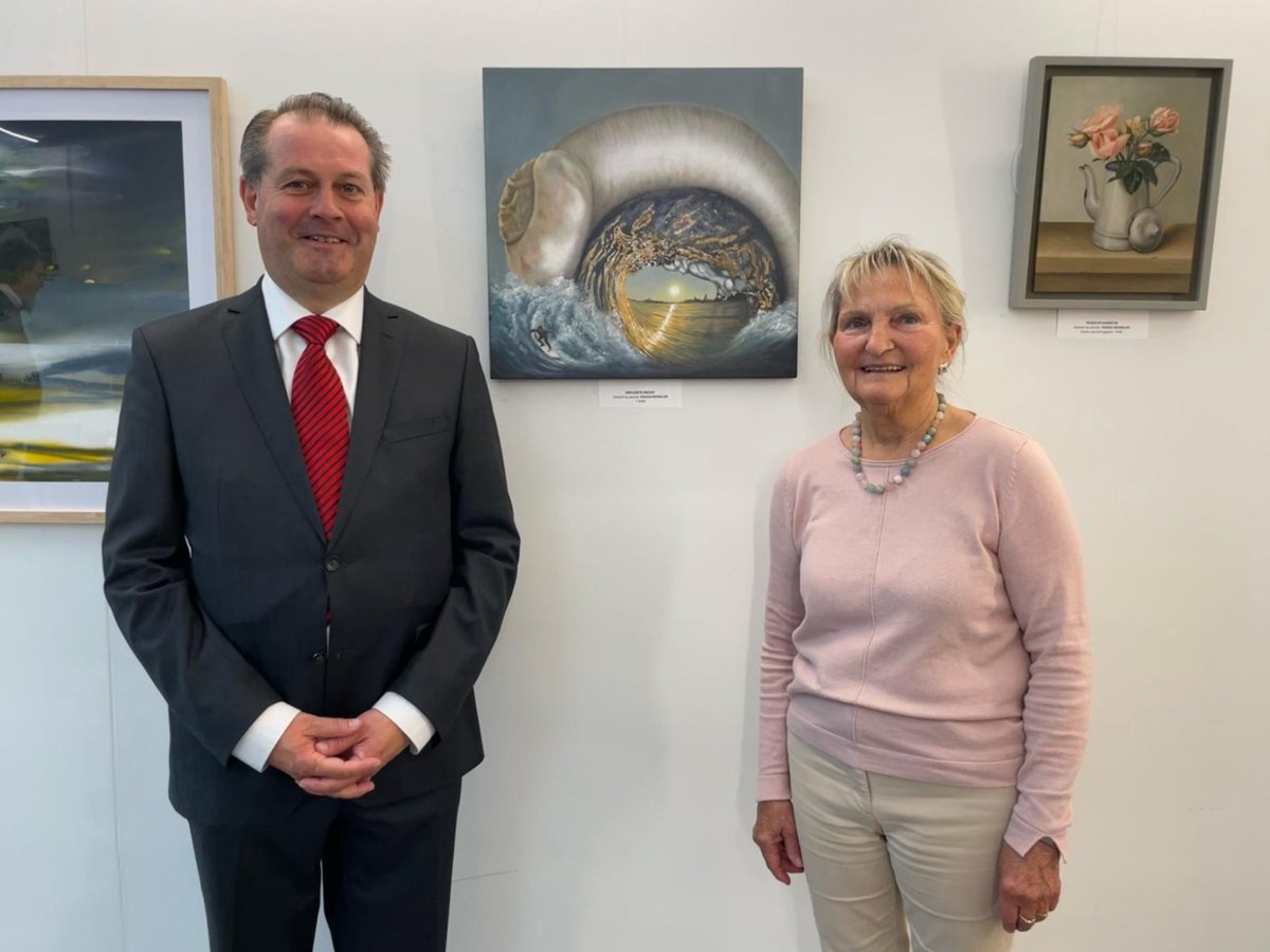 Met kunstenares Magda Resseler in de tentoonstellingsruimte van het gemeentehuis <a href="/SintKatWaver/">Sint-Katelijne-Waver</a>. Zij exposeert samen met Liliane Goossens. Hun werken zijn t.e.m. 9 augustus te bewonderen tijdens de openingsuren van het gemeentehuis #sintkatelijnewaver #SKWLeeft