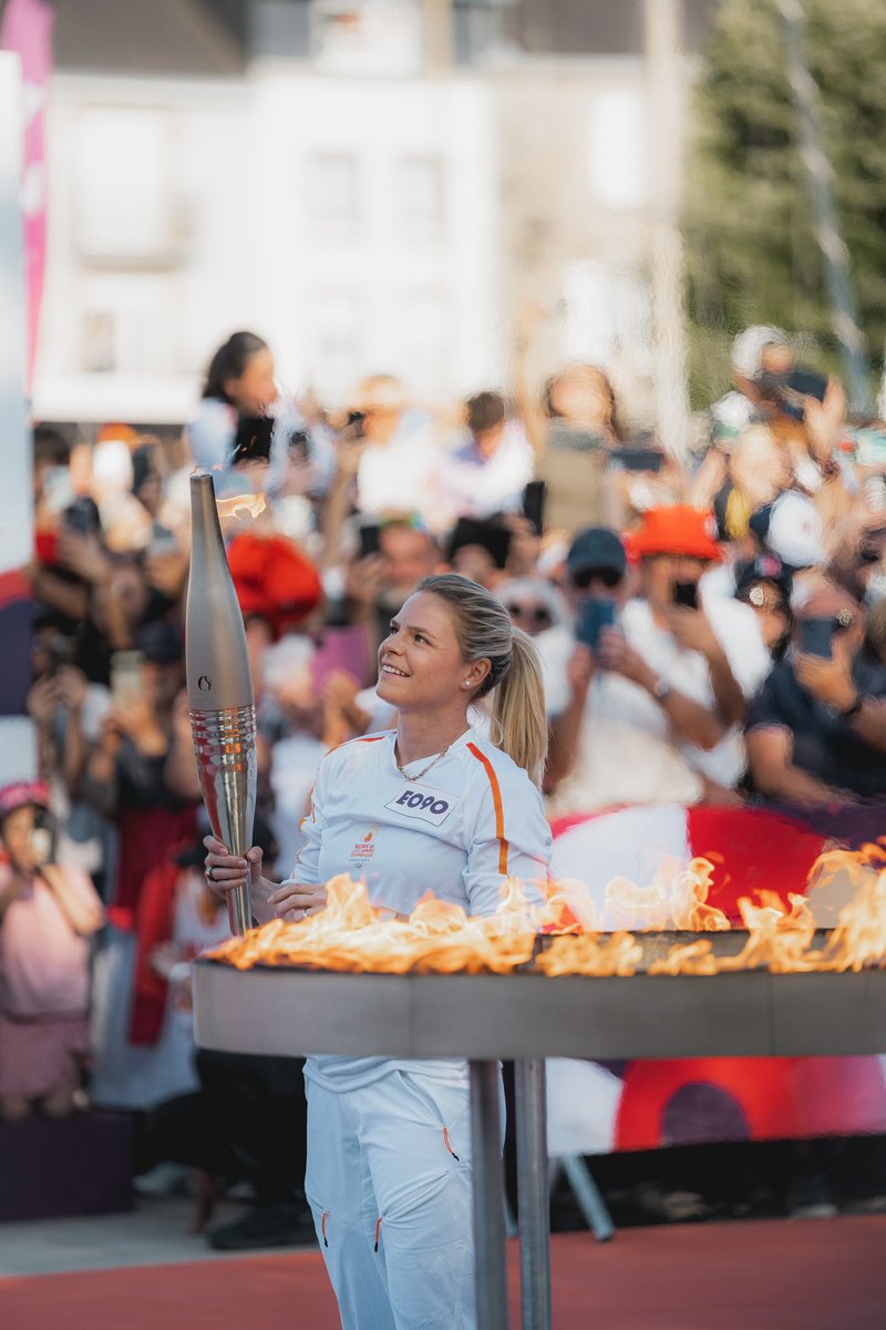 [ÉVÉNEMENT]
Notre Internationale bretonne <a href="/ELS_9_FRANCE/">Eugénie Le Sommer</a> a allumé le chaudron olympique ce jeudi soir à Vannes 🔥. 
La ville de des débuts...lorsqu'elle était à la section sportive du Collège Jules Simon !

📸 <a href="/Paris2024/">Paris 2024</a>
