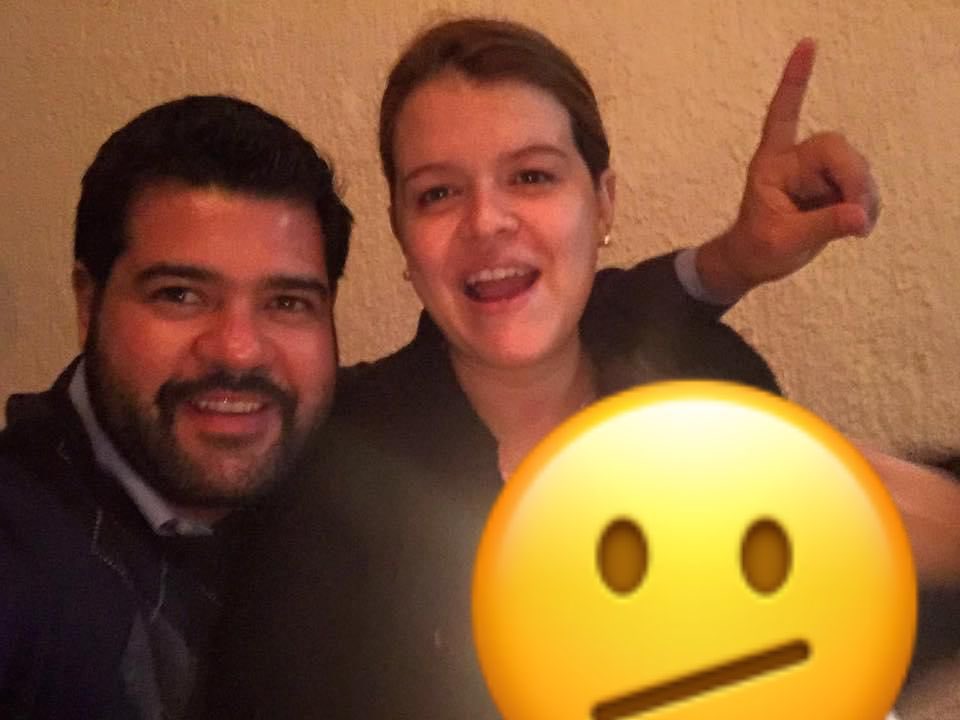 Ivangarme's tweet photo. Otra perla en el corrompido @iepcjalisco que comanda @PRamirezHohne, resulta que la dama que está en la puerta de ingreso de la oficina distrital en #Zapopan Alelí Echeverría es esposa de Juan José Ramos, Representante de @MovCiudadanoJal en el IEPC, ternuritas… https://t.co/M3vqkTrBuc