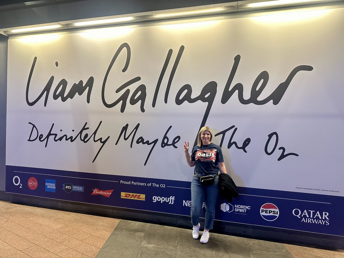n333tab's tweet photo. @liamgallagher what a night! Thanks ✌🏻#definitelymaybe https://t.co/zUI50sDSLc