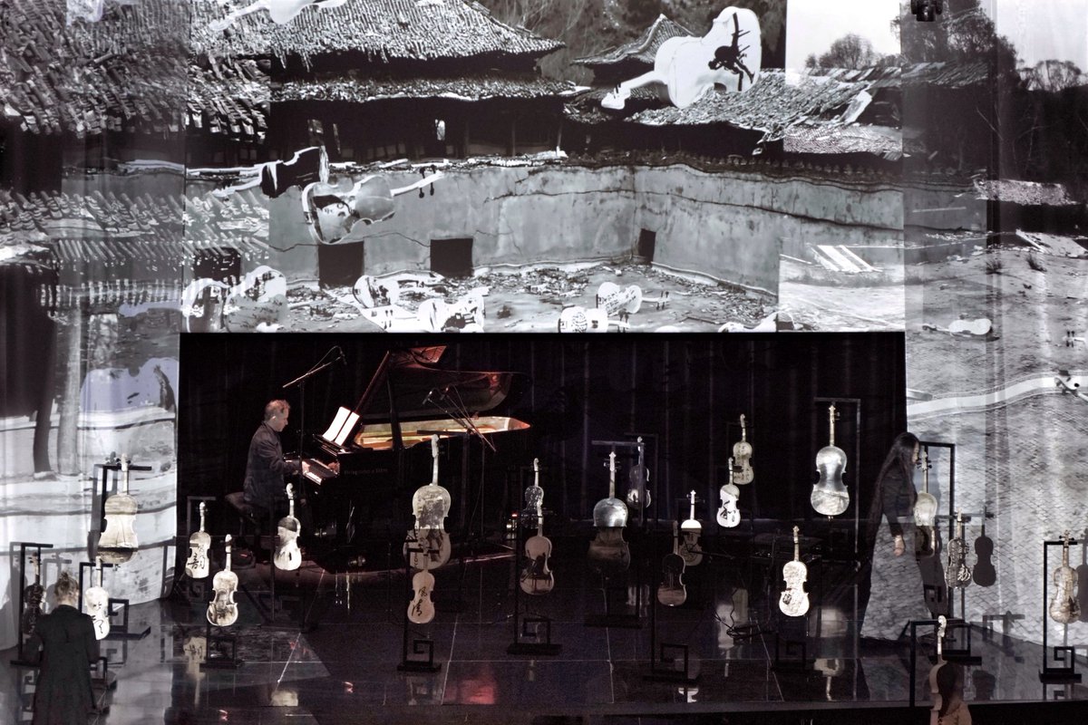Nuit Blanche au Musée Guimet /Improvisations au piano par Karol Beffa 
#artdisplay #artmuseum #creativity #musicandart #visualart #installationart #asianart