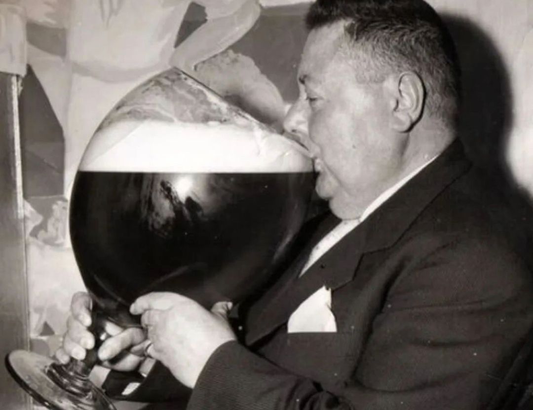 9GAG's tweet photo. Grandpa: Coke is bad for you
Meanwhile grandpa in his 30s: https://t.co/89AVqGL7Cy
