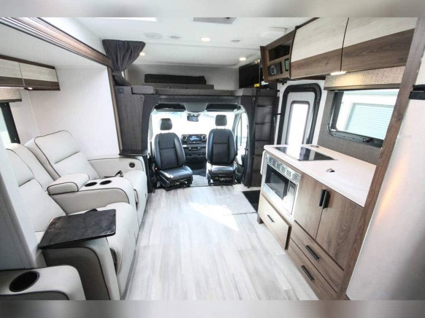 LRVRENTALS's tweet photo. Explore the incredible selection of RVs for sale at Lightnin RV! From spacious motorhomes to versatile travel trailers, we have the perfect RV to suit your budget. Whether you're a weekend warrior or a full-time nomad, find your home on wheels with us: https://t.co/SWdeSrruNR https://t.co/iw7kqUewhv