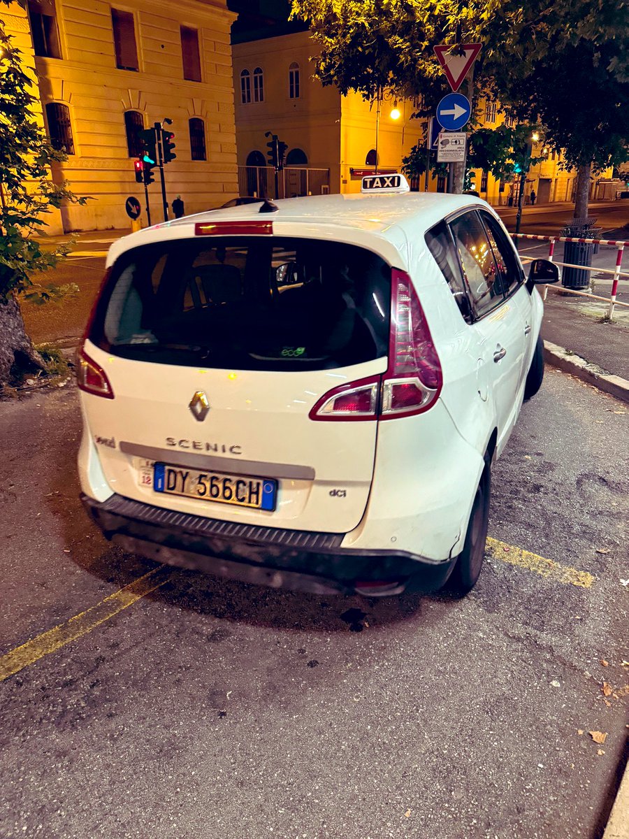 Arrivi a Trieste centrale a mezzanotte dopo un pomeriggio in treno con ritardi devastanti! C’è solo un taxi in parcheggio e candidamente l’autista ti dice che accetta solo contanti perché gli hanno rubato la macchinetta! 
Ma non vi vergognate? #taxitrieste
