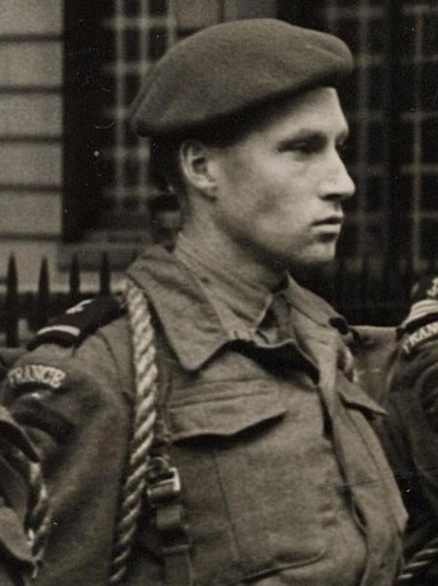 Je ne peux pas laisser passer minuit ce soir sans vous parler de mon grand-père, Guy Vourc’h. Le 6 juin 1944, à 7h23 et à l’âge de 25 ans, 3 mois et 4 jours, il débarquait sur Sword Beach avec les 176 autres membres du Commando Kieffer. Officier, il commandait la Troop 1. (…)