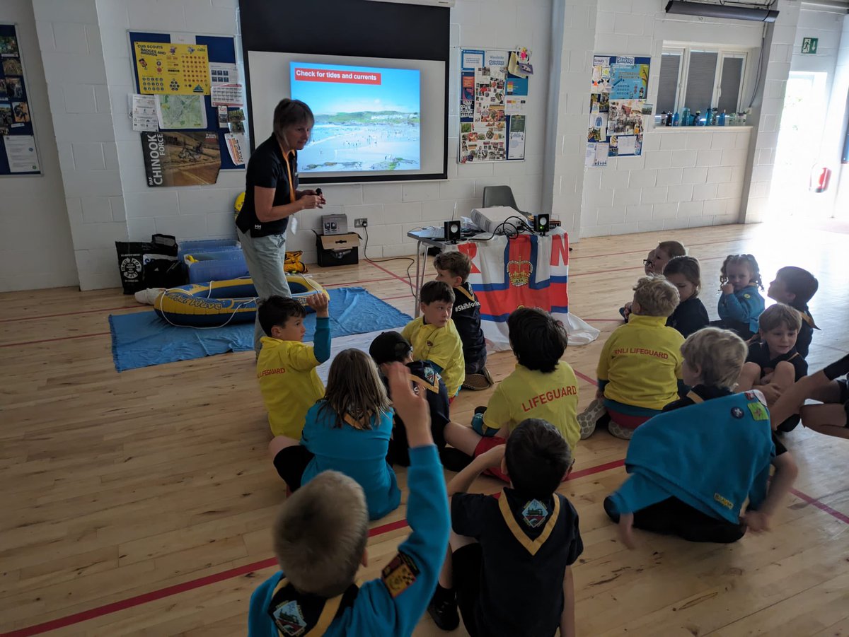 3rdAltonScouts's tweet image. More top tips on water safety from Claire @RNLI 1 Stop &amp;amp; think 2 Stay together 3 Float 4 Call 999 if someone is in trouble in the water. Great interactive learning #BeSafeHaveFun #Respectthewater #Knowyourflags @HampshireScouts