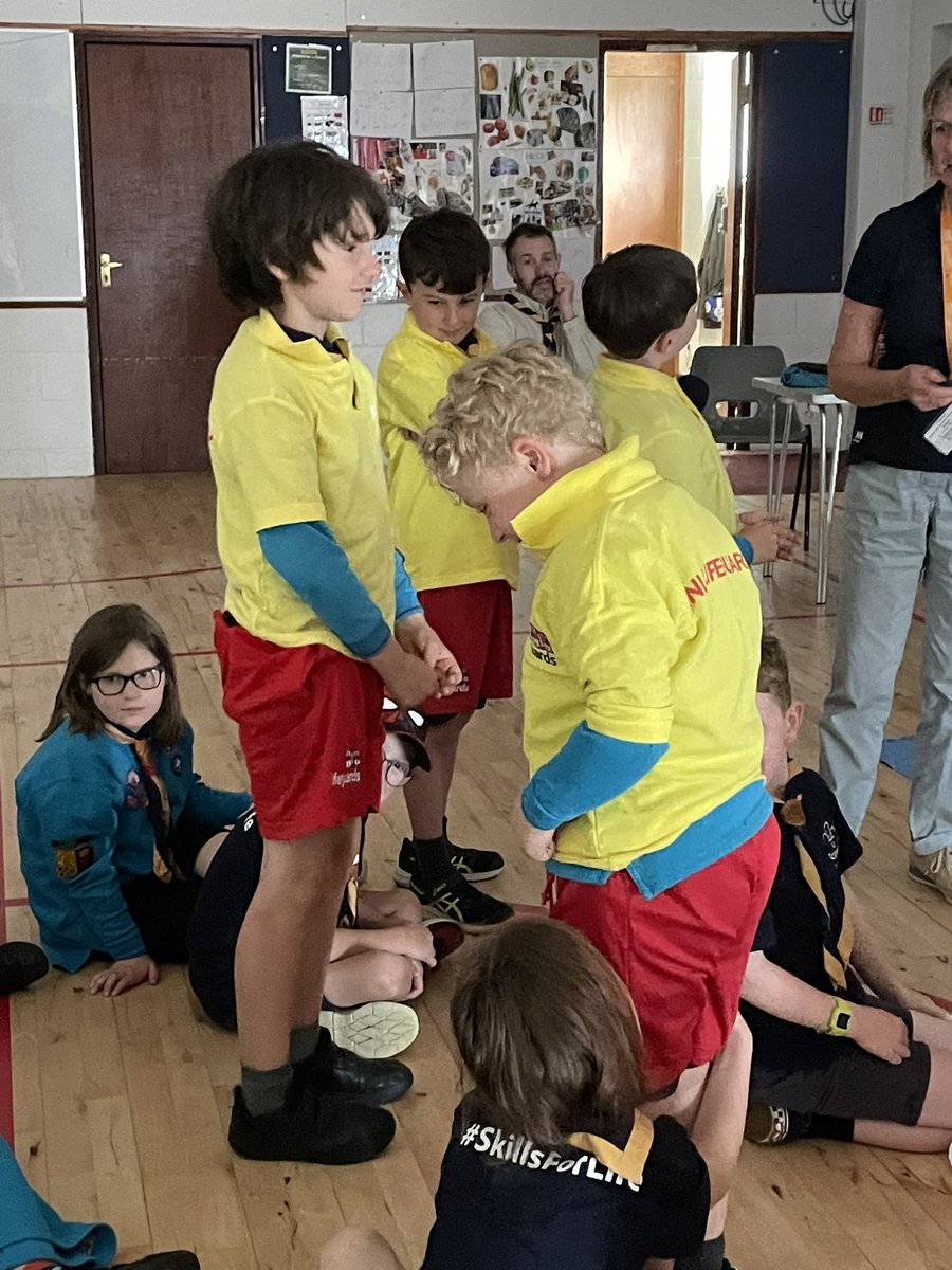 3rdAltonScouts's tweet image. More top tips on water safety from Claire @RNLI 1 Stop &amp;amp; think 2 Stay together 3 Float 4 Call 999 if someone is in trouble in the water. Great interactive learning #BeSafeHaveFun #Respectthewater #Knowyourflags @HampshireScouts