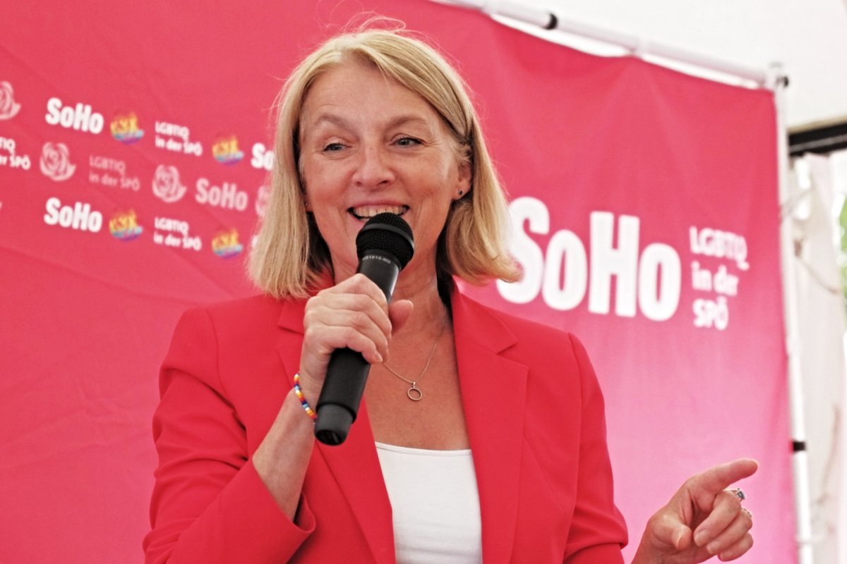 apex_archive's tweet image. #pridevillage am Wiener Rathausplatz: 
Polit. vertreten sind dort Grüne, Neos und ganz bes. auch die SPÖ, von der heute 2.NR-Präsdentin #Bures, EU-Kandidatin #Regner und Stadtrat Hacker anwesend waren.

#LGBTQ #Wien #pride #viennapride