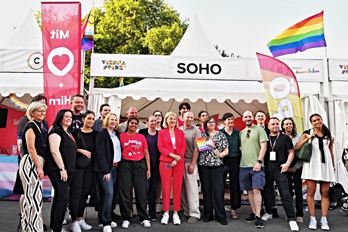 apex_archive's tweet image. #pridevillage am Wiener Rathausplatz: 
Polit. vertreten sind dort Grüne, Neos und ganz bes. auch die SPÖ, von der heute 2.NR-Präsdentin #Bures, EU-Kandidatin #Regner und Stadtrat Hacker anwesend waren.

#LGBTQ #Wien #pride #viennapride