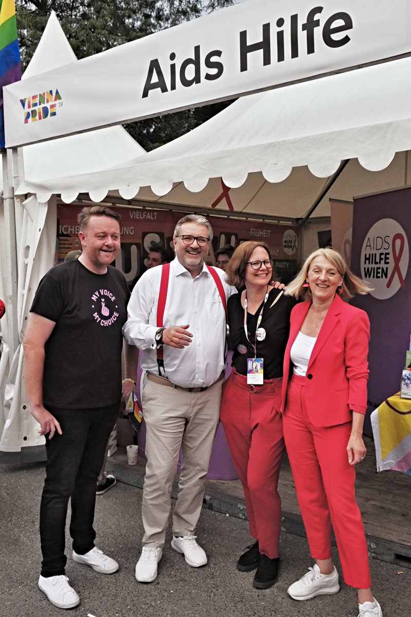 apex_archive's tweet image. #pridevillage am Wiener Rathausplatz: 
Polit. vertreten sind dort Grüne, Neos und ganz bes. auch die SPÖ, von der heute 2.NR-Präsdentin #Bures, EU-Kandidatin #Regner und Stadtrat Hacker anwesend waren.

#LGBTQ #Wien #pride #viennapride