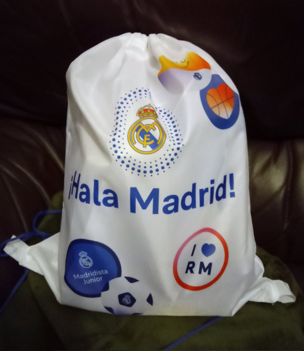 azul_zafir0's tweet photo. ¡Twitter haz tu magia! 

Me he encontrado esta mochila en el metro de Madrid con una equipación personalizada de niño. Estaría bien hacérsela llegar ¡a su dueño! Comparte y retwittea! 🔄

#mochila #Realmadrid #fútbol #bernabeu #objetosperdidos 

#SVGala14 #EuroDebateRTVE
Guti https://t.co/OjRvj6P7Fa
