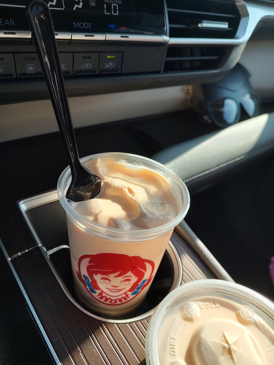 CChildress0212's tweet photo. Had to see if @EBJunkies was right about the orange frosty https://t.co/MXJTiIBJRd