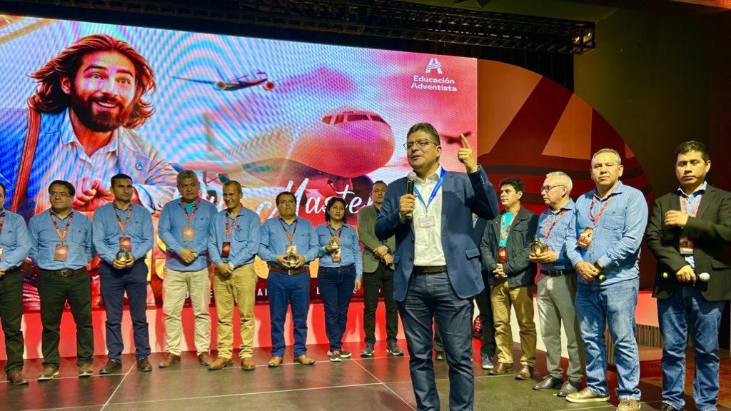 EducacionUPN's tweet photo. 👏🏼 En el cierre del #CADEUPN, se realizó un reconocimiento a los directores “Pioneros del 2do turno”. Felicitamos su compromiso y trabajo arduo trabajo dedicado a la Educación Adventista. 💙📚 #OurMasterIsComing https://t.co/EAQRhNG3JV