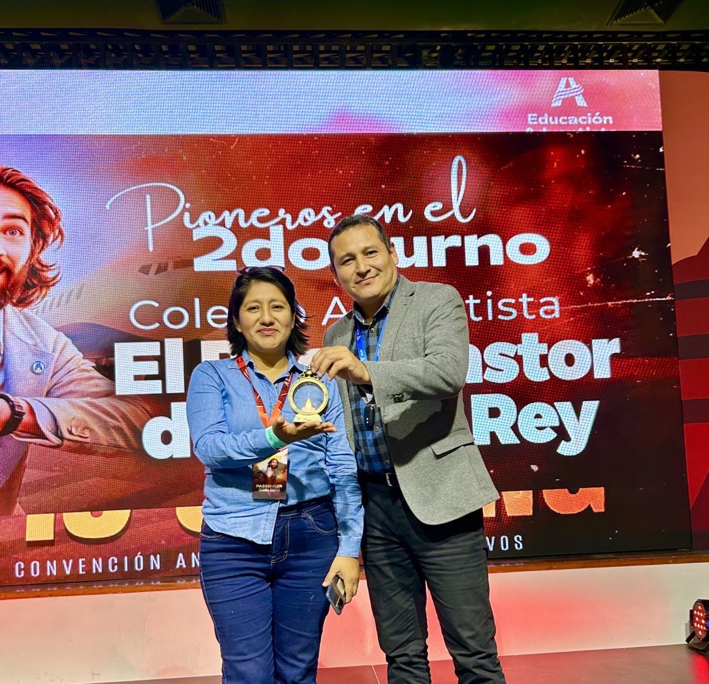 EducacionUPN's tweet photo. 👏🏼 En el cierre del #CADEUPN, se realizó un reconocimiento a los directores “Pioneros del 2do turno”. Felicitamos su compromiso y trabajo arduo trabajo dedicado a la Educación Adventista. 💙📚 #OurMasterIsComing https://t.co/EAQRhNG3JV