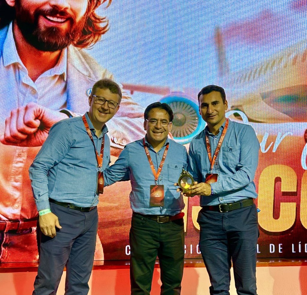 EducacionUPN's tweet photo. 👏🏼 En el cierre del #CADEUPN, se realizó un reconocimiento a los directores “Pioneros del 2do turno”. Felicitamos su compromiso y trabajo arduo trabajo dedicado a la Educación Adventista. 💙📚 #OurMasterIsComing https://t.co/EAQRhNG3JV