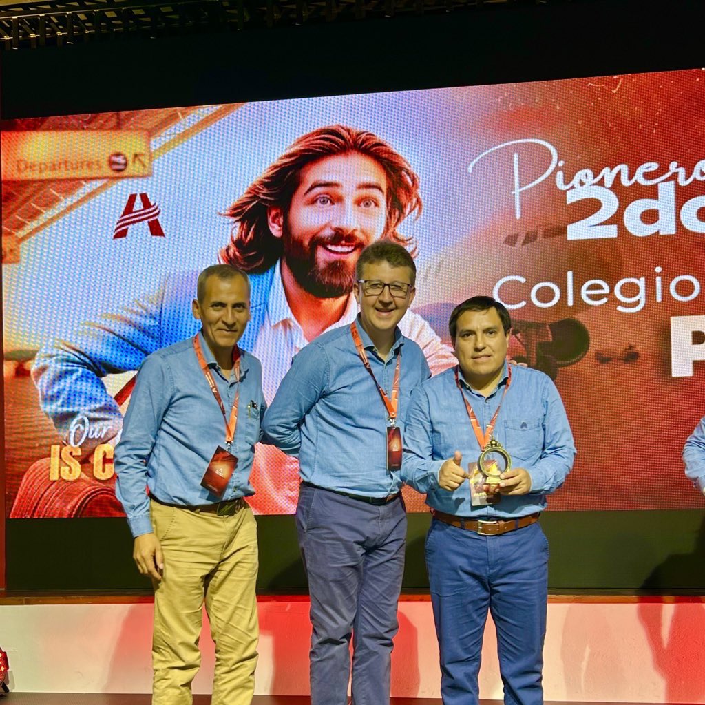 EducacionUPN's tweet photo. 👏🏼 En el cierre del #CADEUPN, se realizó un reconocimiento a los directores “Pioneros del 2do turno”. Felicitamos su compromiso y trabajo arduo trabajo dedicado a la Educación Adventista. 💙📚 #OurMasterIsComing https://t.co/EAQRhNG3JV