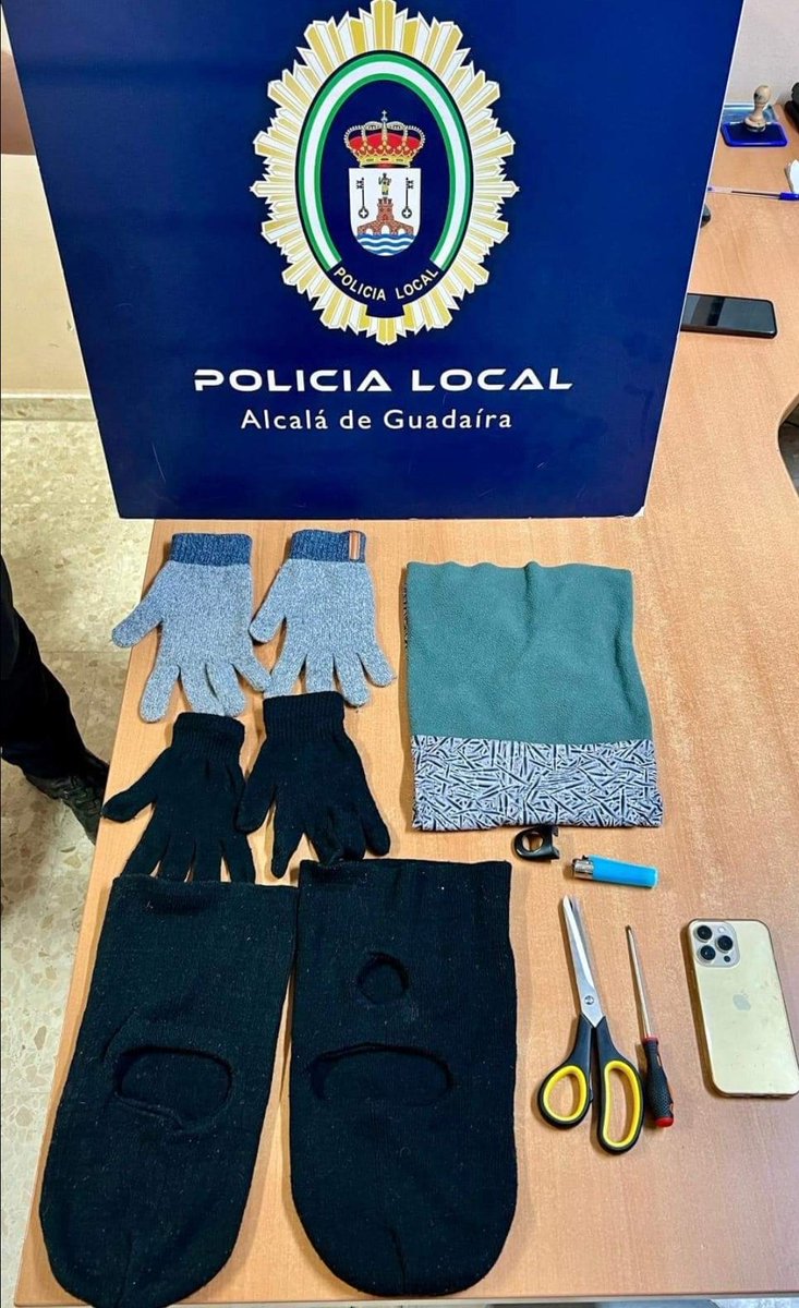 TRES  PERSONAS DETENIDAS CUANDO INTENTABAN SUSTRAER UN VEHÍCULO.

<a href="/PoliciaLocalAG/">Policia Local Alcalá de Guadaíra Tlf: 092</a> 
#colaboracionciudadana
#somostupolicia
#092
#policia
#policialocal