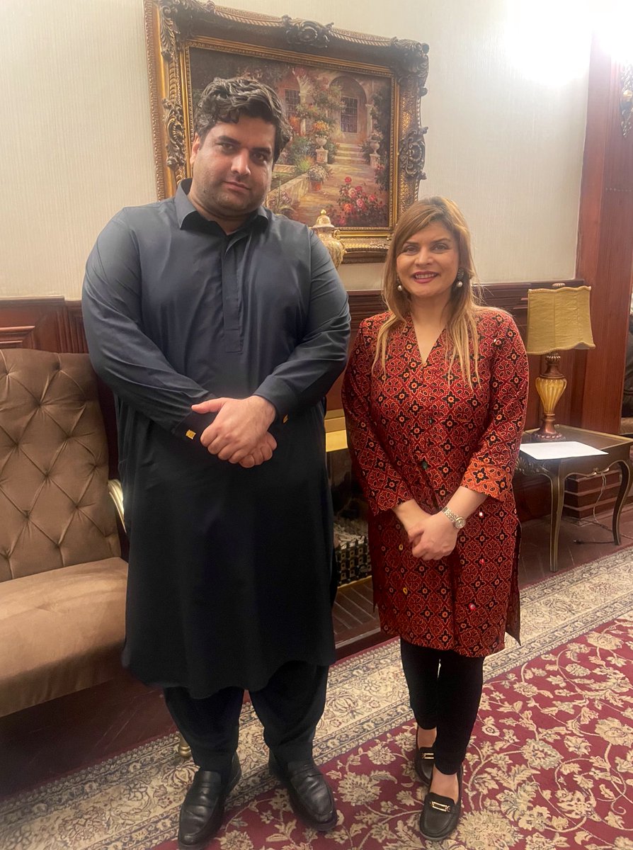 asifullahk's tweet photo. In Peshawar with fellow #Oxford alumna &amp; President Dawood Global Foundation, Tara Dawood

Tara won #Benazir #Bhutto Fellowship at #Harvard &amp; her multiple initiatives r creating opportunities for all, notably for women

I'm sure she'll use her platform to widen her outreach in #KP https://t.co/4WWGUKzfjr