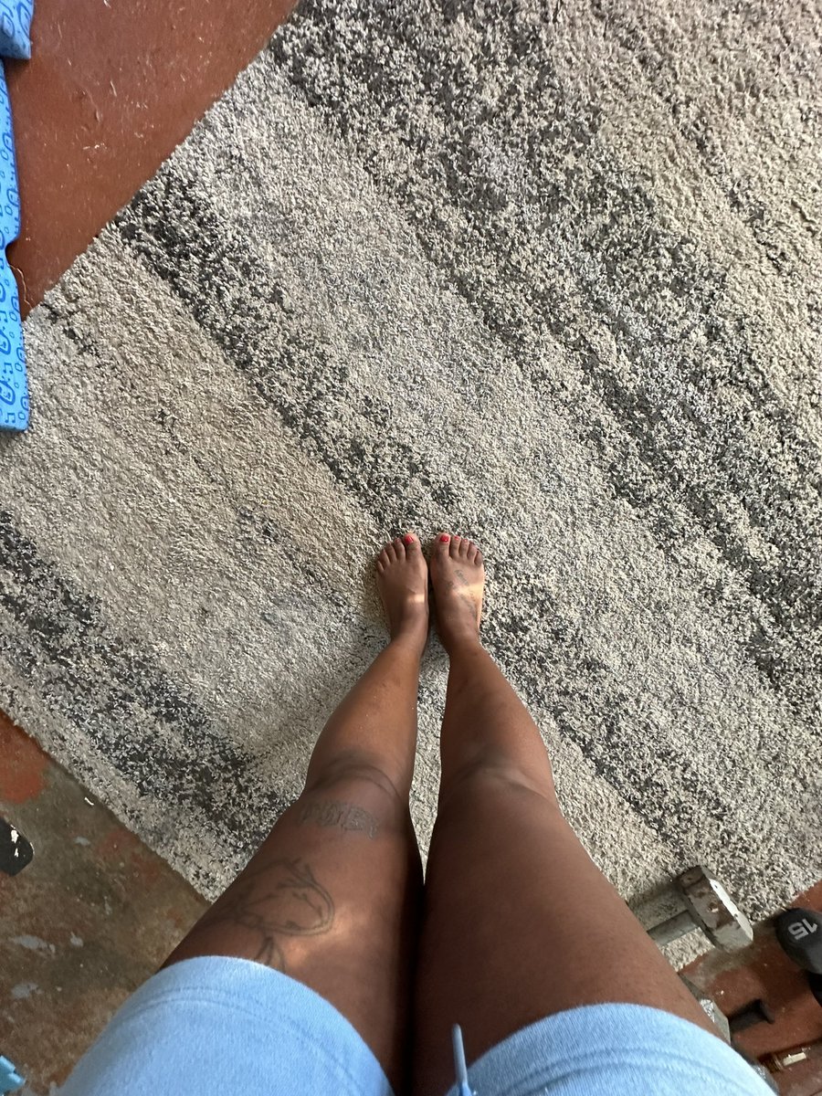 __theeboss's tweet photo. Do you prefer zoomed in or zoomed out #toes #feet #footpics #prettyfeet #bigfeet #stinkyfeet https://t.co/TV3BPL44Zg