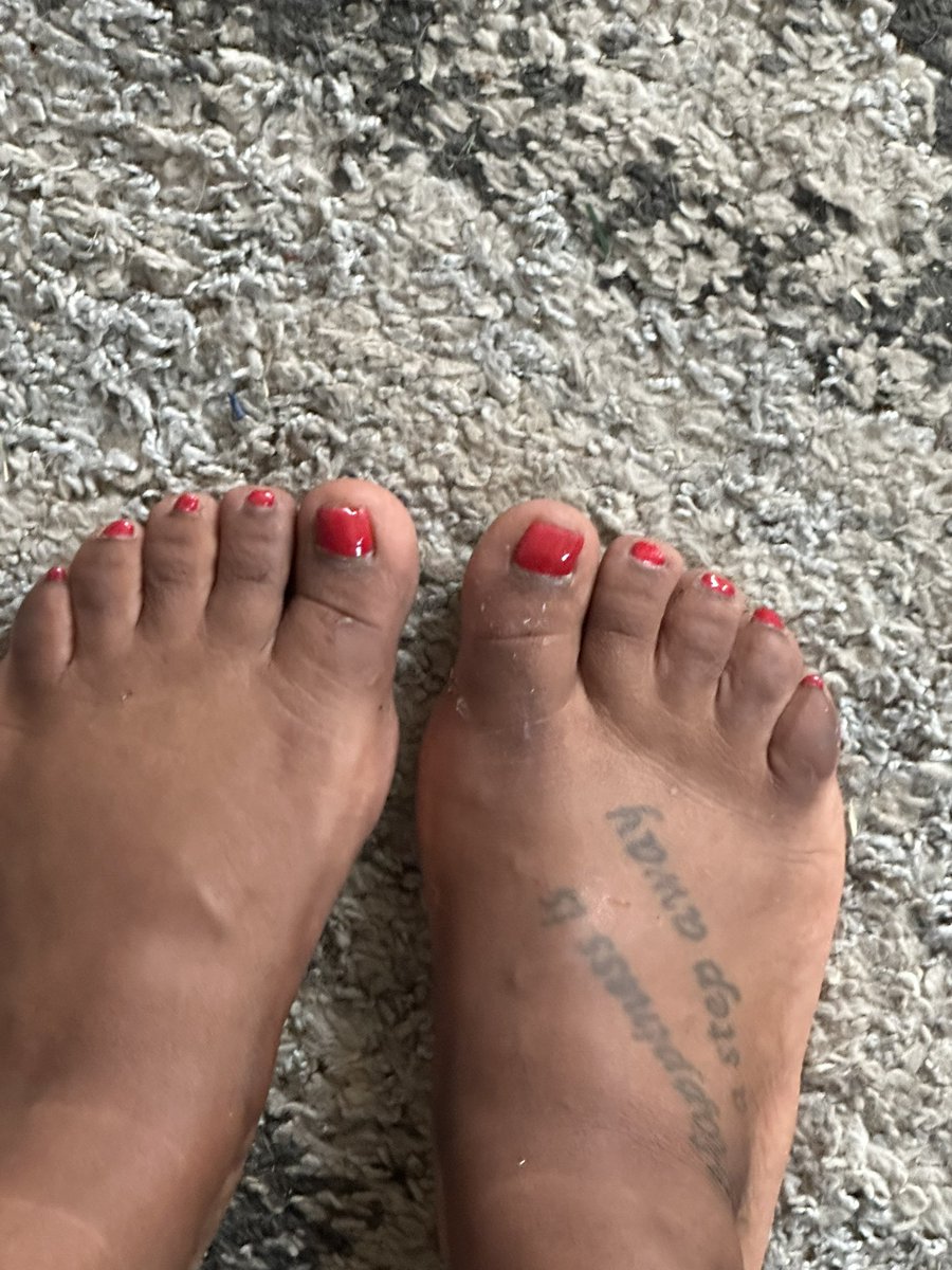 __theeboss's tweet photo. Do you prefer zoomed in or zoomed out #toes #feet #footpics #prettyfeet #bigfeet #stinkyfeet https://t.co/TV3BPL44Zg