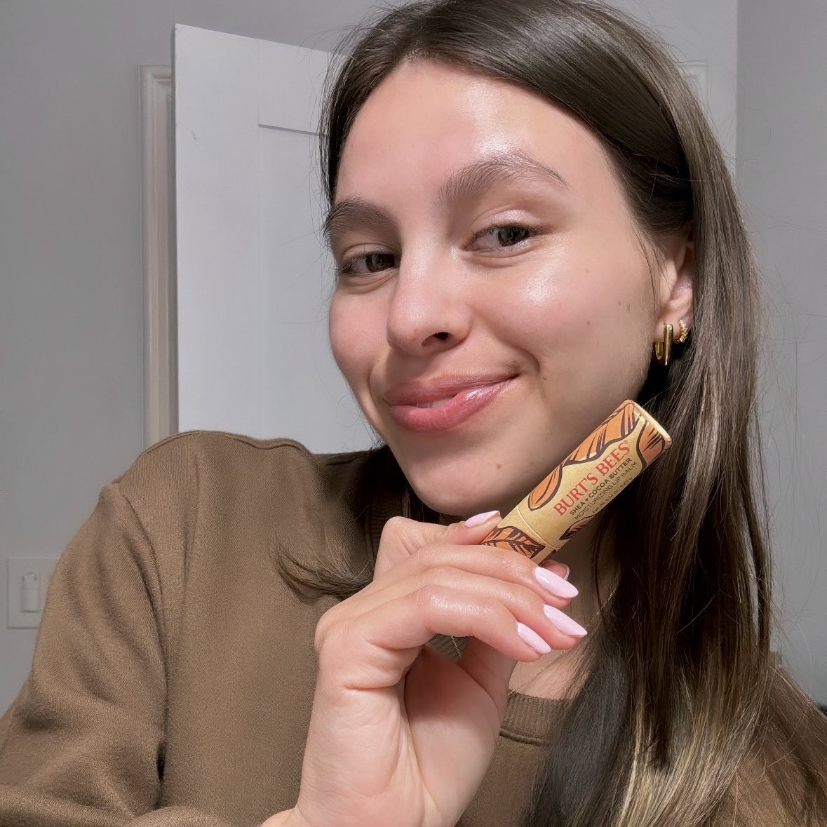 BurtsBees's tweet photo. Our Shea + Cocoa Butter moisturizing lip balm deeply conditions and soothes dry lips 💛🐝
 
Available on https://t.co/ZORwQGdVD9!

#burtsbees #lipbalm #lipproducts #burtsbeesproducts https://t.co/ZQrgbfjBMH