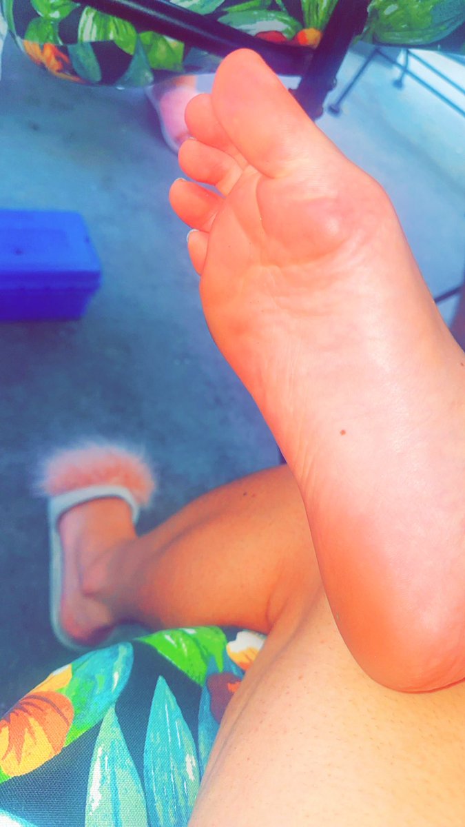 PrincessPtyFL1's tweet photo. Whoβs sucking them!?
#ToesThursday #Feet #Soles #summersoles https://t.co/bDhjXXkaDz