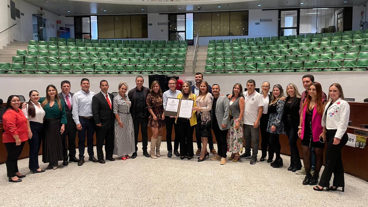 Cornazar2's tweet photo. Gracias a nuestra Junta Directiva y empresarios por acompañarnos en la entrega del reconocimiento Orden al Mérito Don Juan del Corral - Nota de Estilo otorgada por el @ConcejoMedellin https://t.co/zjtGGapOQC