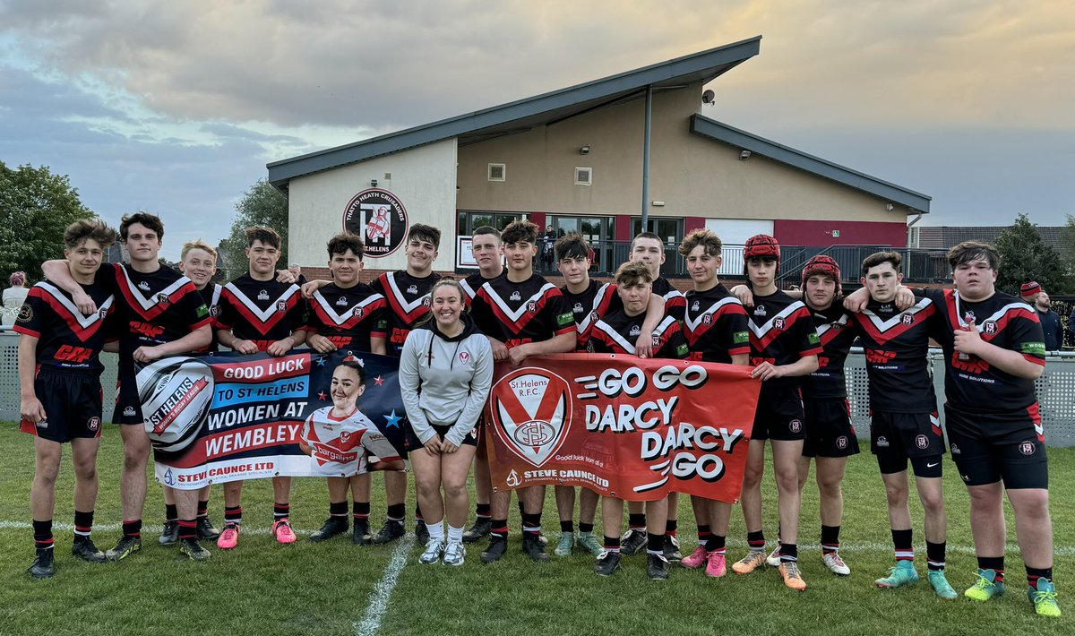 Good luck <a href="/StottDarcy/">Darcy Stott</a> playing for Saint Helens ladies at Wembley ❤️🖤🤍🏉 <a href="/ThattoRugby/">Thatto Heath Crusaders</a>
