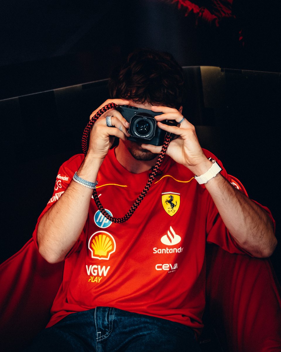 Quick! Pose! @Charles_leclerc is taking a pic of you 📸

#CanadianGP 🇨🇦 #F1